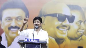 இங்க வந்துட்டு எடப்பாடியை பத்தி பேசலனா எப்படி? ரவுண்டு கட்டிய உதயநிதி ஸ்டாலின்! ஆஹா.. மாநாடு மாதிரி! 