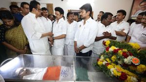 இளங்கோவன் கையை இறுகப்பற்றிய ஸ்டாலின்.. திருமகன் ஈ.வெ.ரா உடலுக்கு நேரில் அஞ்சலி செலுத்திய முதல்வர்! 