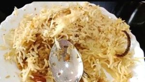 பிரியாணியை திறந்து பார்த்தா.. ச்சீ என்னங்க இது? என்ன நடக்கிறது கேரளாவில்? அப்படியே பீதியில் மக்கள்! 