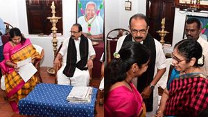 கலிங்கப்பட்டியில் நடைபெற்ற வளைகாப்பு விழா! அப்படியே வைகோ வீட்டுக்கு விசிட் அடித்த கனிமொழி எம்.பி.! 