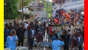 நடிகர் வடிவேலு செய்வாரே.. டிட்டோ.. தண்ணீரை பீய்ச்சியடித்த போலீஸ்.. ஷாம்பூ போட்டு குளித்த மாணவர்கள்