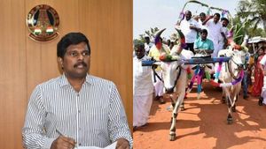 சமத்துவப் பொங்கல் விழா! மகிழ்ச்சியுடன் மாட்டு வண்டி ஓட்டிய திருச்சி கலெக்டர்! களைகட்டிய கொண்டாட்டம்! 