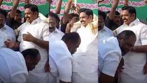  மேடையிலேயே எடப்பாடி காலில் விழுந்த ஆர்.பி.உதயகுமார்! உற்று பார்த்த அதிமுக தொண்டர்கள்! தேனியில் பரபர