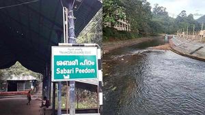 பம்பை ஆற்றில் புகுந்த 