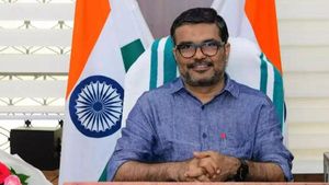 கேரளாவில் வெடித்த ’மனுஸ்மிருதி’! ஜாதிய அமைப்பை ஆதரித்த ஆதி சங்கராச்சாரியார்- அமைச்சர் சர்ச்சை பேச்சு 