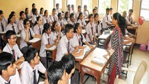 'மேடம்', 'சார்' எல்லாம் வேண்டாம்.. 'டீச்சர்' மட்டுமே போதும் - கேரளாவில் புதிய முயற்சி 