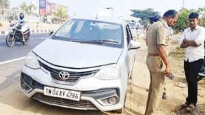 ஈரோடு அருகே சொகுசு காரில் இருந்து ரூ.2 கோடி கொள்ளை.. பல்வேறு கோணங்களில் போலீசார் விசாரணை 