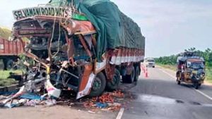 வேகமாக மோதிய பஸ்.. திருச்சி - சென்னை சாலையில் பயங்கர விபத்து.. 10 கிமீக்கு லைனில் நிற்கும் வாகனங்கள் 