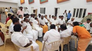 என்னப்பா நீயி.. ஒப்பிடவே கூடாது! ஓபிஎஸ் சுண்டெலி இபிஎஸ் யானை! அட்டாக் மோடில் திண்டுக்கல் சீனிவாசன்! 