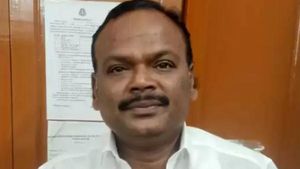 ஜாதி பெயர் சொல்லி “அட்டாக்”.. இம்முறை அதிமுக நிர்வாகி! வீட்டை சூறையாடி கொலை மிரட்டல் விடுத்தவர் கைது 