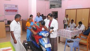 மாற்றுத்திறனாளிகளுக்கு இலவச இருசக்கர வாகனம்.. திருச்சி ஆட்சியர் அலுவலகத்தில் 556 பேரிடம் நேர்காணல் 