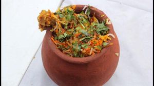 திருவள்ளூர் ஆட்சியர் அலுவலக உணவகங்களில் பீப் பிரியாணி சேர்ப்பு! எஸ்சி, எஸ்டி ஆணையம் அதிரடி! 