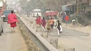 எக்ஸாமே போயிடும்.. தேர்வு எழுத போன மாணவிகளுக்கு அதிர்ச்சி.. சாலையில் இறங்கி ஓடி.. பரிதாபம் 