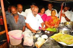 ஈரோடு இடைத்தேர்தல்.. பரோட்டா சுட்டு வாக்கு சேகரித்த செஞ்சி மஸ்தான்.. பரபரக்கும் தேர்தல் களம்!