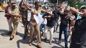 அருந்ததியர் வந்தேறி தெலுங்கர் என விமர்சனம்: நெல்லை, தூத்துக்குடி மதுரையில் சீமான் கொடும்பாவி எரிப்பு 