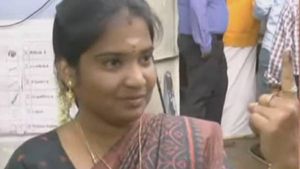 நாங்கதான் “ஃபர்ஸ்ட்”.. 7 மணிக்கே வாக்களித்த ஈரோடு கிழக்கு நாம் தமிழர் வேட்பாளர் மேனகா 