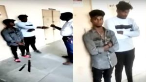 அரசுப் பள்ளிக்குள் கத்தியுடன் வந்த 'பேப்பர்' ரவுடிகள்.. கொத்தோடு தூக்கிச் சென்று.. 