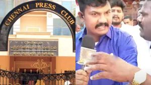 ஈரோட்டில் பரபர.. மக்கள் அடைத்து வைப்பு? லைவ் செய்த செய்தியாளருக்கு அடி-பத்திரிகையாளர் மன்றம் கண்டனம்