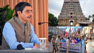 ஆளுநர் ரவிக்கு “கருப்புக்கொடி” காட்டிய மார்க்சிஸ்ட்! சிதம்பரம் நடராஜர் கோவில் அருகே பரபர 