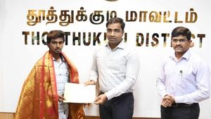 குற்றால அருவியில் குழந்தையை துணிச்சலாக காப்பாற்றிய இளைஞர்.. கலெக்டர் கொடுத்த சூப்பர் சர்ப்ரைஸ் 