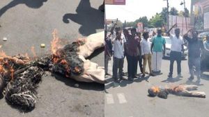  உச்சக்கட்ட ஆத்திரத்தில் அருந்ததியர்கள்.. தொடர்ந்து எரிபடும் சீமான் பொம்மைகள்! இன்று பழனியில் சம்பவம்