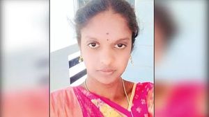 பிரபல தனியார் கல்லூரியின் 3வது மாடியில் இருந்து குதித்து மாணவி சாவு.. மறியலால் பதற்றம் 