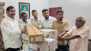 ஃபேன் இல்லாமல் வியர்க்குது சார்! விளையாட்டாக சொன்ன மாணவர்கள்! சொந்தப்பணத்தில் வேல்முருகன் சர்ப்ரைஸ்! 