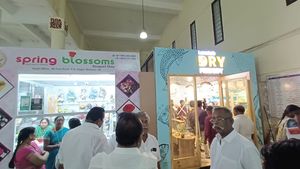 கூடையில கருவாடு..மல்லிப்பூ மணக்கும் மதுரை ரயில் நிலையத்தில் ஜோராக விற்கும் கருவாடு 