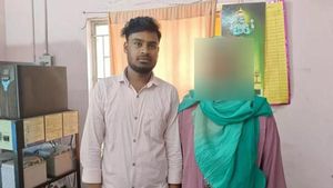 காதலனுக்காக மதம் மாறிய காதலி.. காவல் நிலையத்தில் தஞ்சம்.. திண்டிவனத்தில் பரபரப்பு 