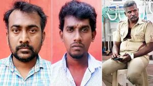 திருச்சியில் போலீஸாரை கொடூரமாக பட்டாக்கத்தியால் தாக்கிய ரவுடிகள்! ரத்தம் சொட்ட சொட்ட.. நடந்தது என்ன? 