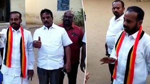 வேட்டியோடு வந்து திடீரென பேண்ட் அணிந்து வாக்குசாவடிக்குள் போன தேமுதிக வேட்பாளர் 