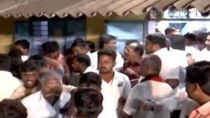 ஈரோடு கிழக்கில் திமுக-நாம் தமிழர் கடும் மோதல்..கல்வீச்சில் உடைந்த மண்டைகள்..போலீஸ் தடியடி-பதற்றம்