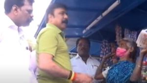 ஓட்டுக்கு பணம்தான் வேணும்.. ஈரோட்டில் உடைந்து அழுத மூதாட்டி.. தேற்றிய தேமுதிக சுதீஷ்..என்ன நடந்தது? 