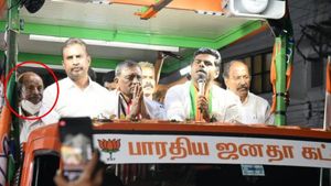  பாஜக வாகனத்தில் “தொங்கிய” பொன்னையன்.. அதிமுக “சீனியருக்கு” இந்த நிலையா? அண்ணாமலை பிரச்சாரத்தில் பரபர