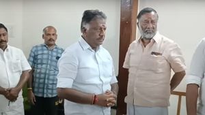 கண்களில் கசிந்த கண்ணீர்.. தாயின் காலை பிடித்தபடியே கதறி அழுத ஓபிஎஸ்.. வெளியான வீடியோ-உருக்கம்! 