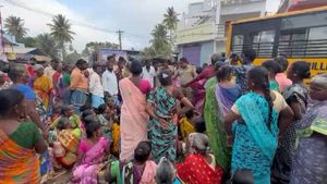 வட மாநிலத்தவருக்கு வேலையா? கொதித்தெழுந்த கட்டிட தொழிலாளர்கள்.. அதிராம்பட்டினத்தில் வெடித்த போராட்டம்