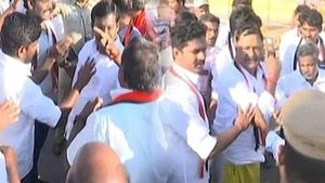 நீயா-நானா பார்ப்போமா? ஈரோடு கிழக்கில் திமுக-அதிமுகவினர் திடீர் மோதல்.. ராணுவம் குவிப்பு! பதற்றம் 