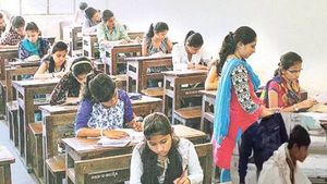 +2 கணித தேர்வில் மாணவர்களுக்கு உதவி.. காட்டிக்கொடுத்த கேமரா!உதகையில் சிக்கிய 5 அலுவலர்கள் சஸ்பெண்ட் 