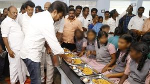 அமைச்சர் உதயநிதி வரும்வரை மாணவர்கள் பட்டினியாக காத்திருந்தார்களா? உண்மை என்ன? ஹெட் மாஸ்டர் விளக்கம்! 
