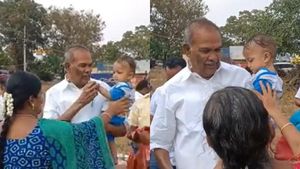 அம்மா வேண்டாம்.. சபாநாயகர் தாத்தா போதும்.. கொஞ்சி விளையாடிய அப்பாவுவை விட்டு பிரிய மறுக்கும் குழந்தை 