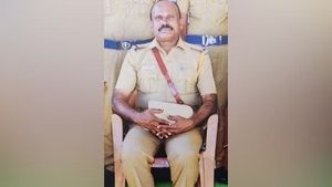 ஒரே ஒரு கையெழுத்துதான்.. தலையெழுத்தே மாறியது.. எஸ்ஐ ஆக இருந்தவர்.. இன்று ஏட்டாக மாறியது எப்படி? 