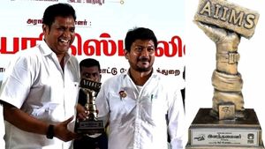 எய்ம்ஸ் செங்கலுக்கு சிலை வடித்த டி.ஆர்.பி.ராஜா! பூரிப்புடன் வாங்கிக் கொண்ட உதயநிதி ஸ்டாலின்! 