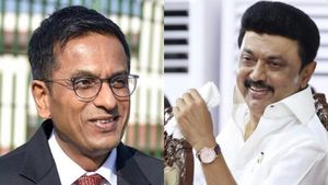 மதுரையில் கூடுதல் நீதிமன்ற கட்டிடம்.. அடிக்கல் நாட்டிய டி.ஒய்.சந்திரசூட்.. மு.க.ஸ்டாலின் பங்கேற்பு! 
