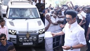 ஸ்டாலின் மதுரை விசிட்! ஆடம்பர வரவேற்பு இல்லை! விளம்பர பேனர்கள் இல்லை! என்ன பின்னணி? 