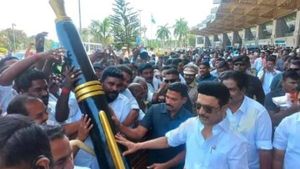 மதுரை வந்த முதல்வர்.. பிரம்மாண்ட பேனாவை பரிசளித்த தொண்டர்கள்.. ஆச்சரியமடைந்த  மு.க.ஸ்டாலின்! 
