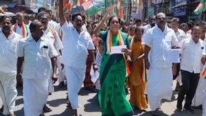 டெல்லியில் பேச்சையே காணோமே.. ஓபிஎஸ் மகன் ரவீந்திரநாத் எம்.பி அலுவலகம் முற்றுகை.. தேனியில் பரபரப்பு! 