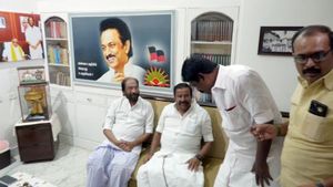 “முதல்வர் மனம் சங்கடப்படக்கூடாது”.. அடித்துப் பிடித்து ஓடிய கேஎன் நேரு.. சமாதானம் ஆன திருச்சி சிவா! 