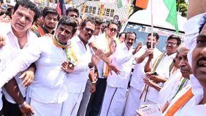 ஹாஸ்பிடலில் அப்பா! ஈவிகேஎஸ் இளங்கோவன் இடத்தில் இளைய மகன்! ஈரோட்டில் முகாமிட்டுள்ள சஞ்சய் சம்பத்! 