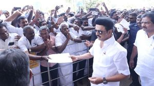 ''கோபப்படக் கூடாது.. கோபப்படகூடாது..'' பி.எஸ்.ஓ.வுக்கு மதுரையில் புத்திமதி சொன்ன ஸ்டாலின்! 