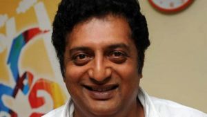 ‛ஹிந்தி தெரியாது போடா’.. தமிழக போலீசிடம் நடிகர் பிரகாஷ் ராஜை கோர்த்துவிட்ட வக்கீல்!சுளீர் பதிலடி 